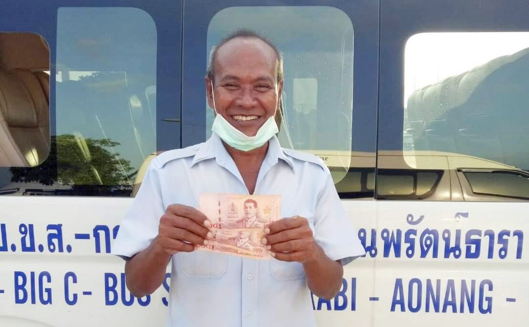 ชื่นชม! คนรับรถ Shuttle Bus เก็บกระเป๋าเงินคืนนทท.