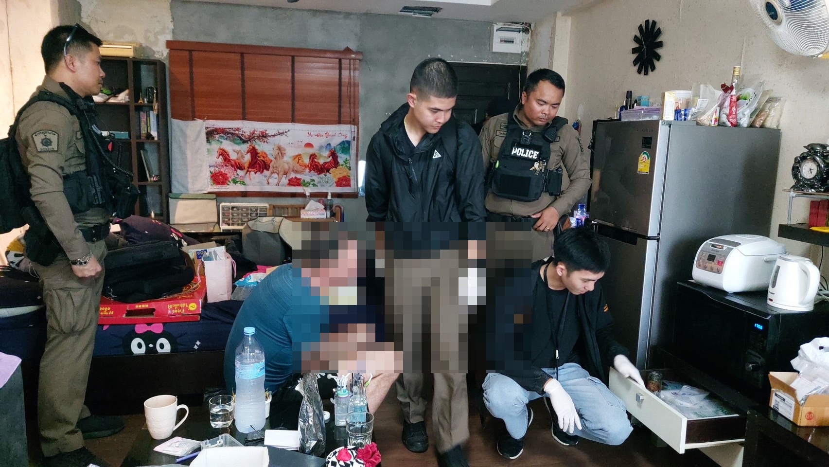 ตำรวจพัทยารวบอดีตทหารเนเธอร์แลนด์พกยาไอซ์ผงะค้นห้องเจออุปกรณ์ผลิตยาเสียสาวใจกลางเมือง