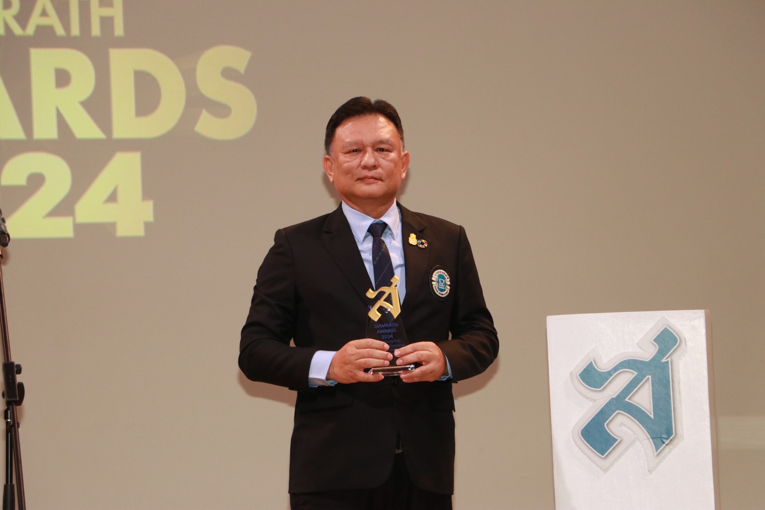 การเคหะฯ คว้ารางวัล “รัฐวิสาหกิจดีเด่นด้านการส่งเสริมและพัฒนาที่อยู่อาศัยอย่างยั่งยืน” ในงาน "SIAMRATH AWARDS 2024"