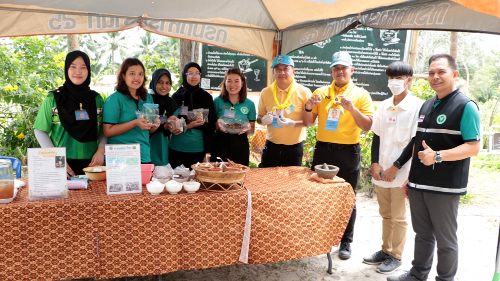 สธ.นราธิวาส ร่วมจิตอาสา แบ่งปันทำยาดมสมุนไพรใกล้ตัวในครัวเรือน สร้างอาชีพ เสริมรายได้ 
