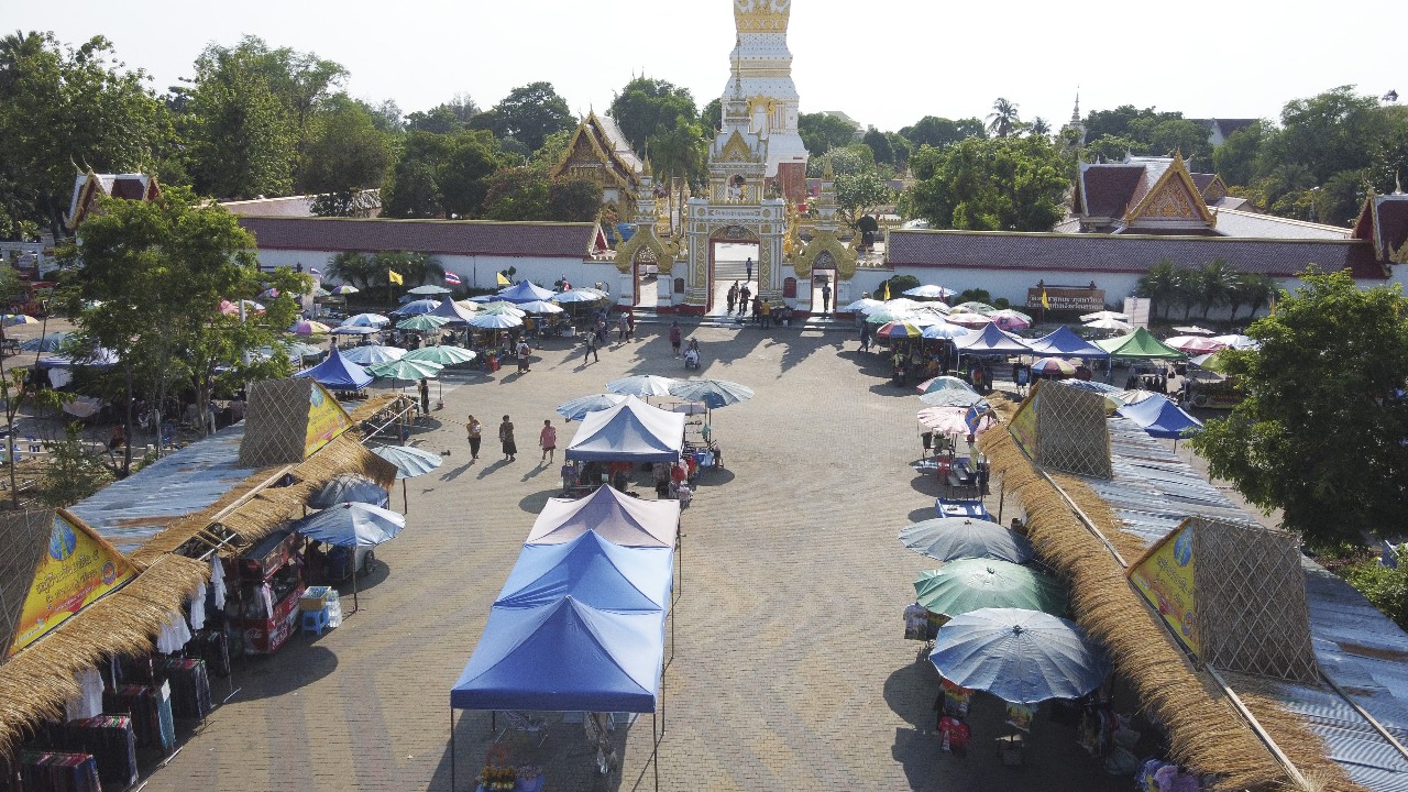 แม่ค้าวัดพระธาตุพนมยอมถอยเปิดทางเข้าวัด รอจัดพื้นที่วางขายของ          