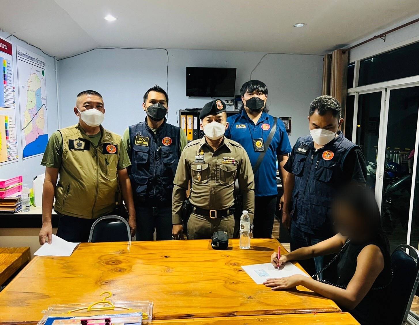 ชุดปฎิบัติการพิเศษฟิตจัด สนธิกำลังตำรวจบ้านฉางออกตรวจสถานบริการบังคับใช้กฎหมาย