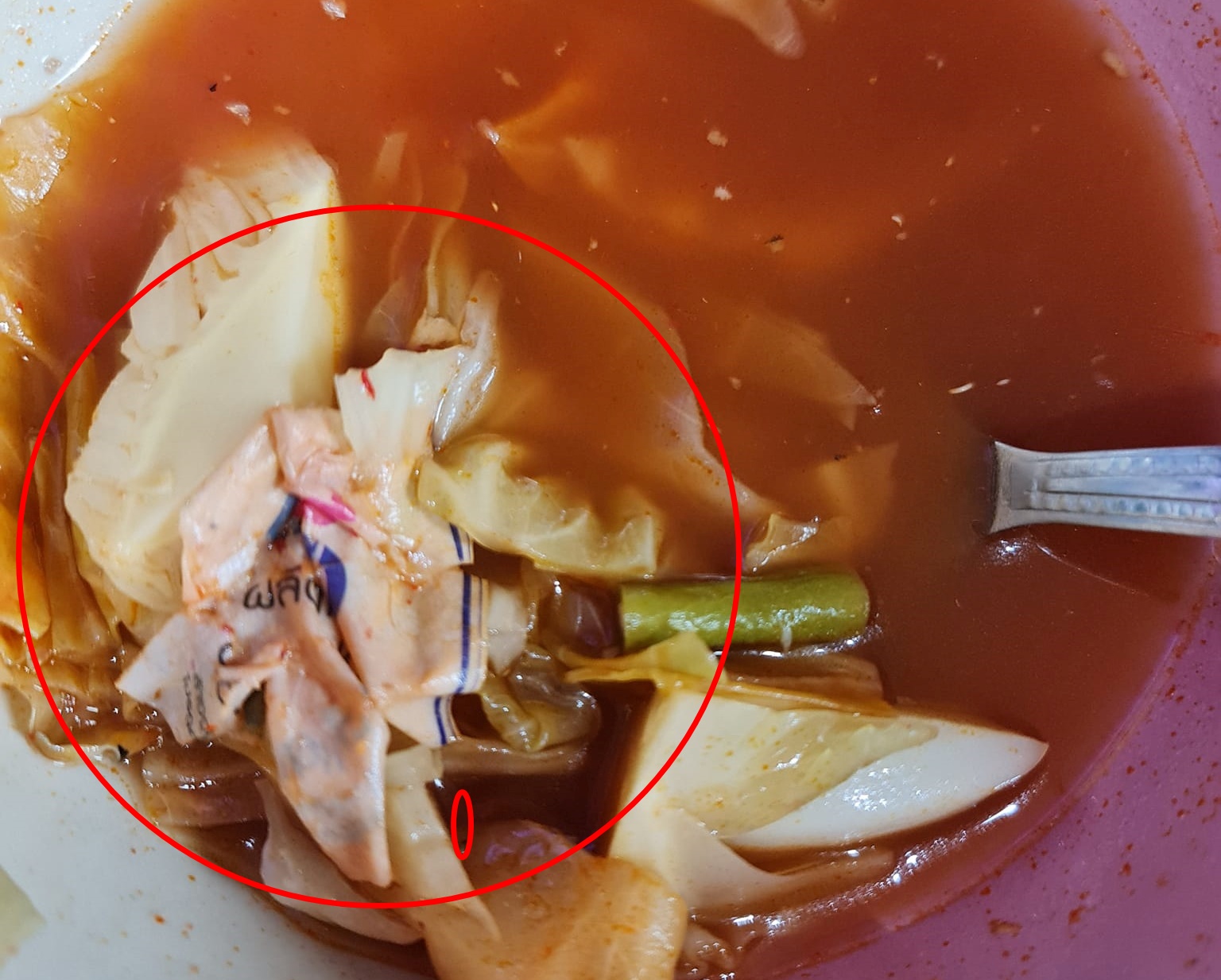 แบบนี้ไม่ไหว! สาวโพสต์กิน "แกงส้ม" ผ่าน ไปเกือบครึ่งชาม เจอกระดาษชิ้นใหญ่