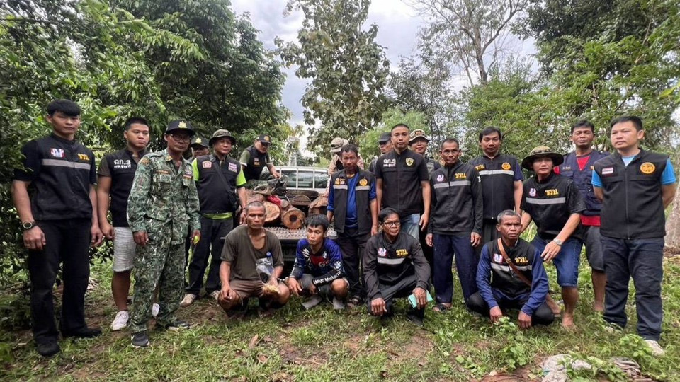 อำเภอขุนหาญนำทีมเจ้าหน้าที่ รวบมอดไม้ตามแนวชายไทย-กัมพูชา ของกลางไม้พะยูง 4 ท่อน-แปรรูป 7 แผ่น