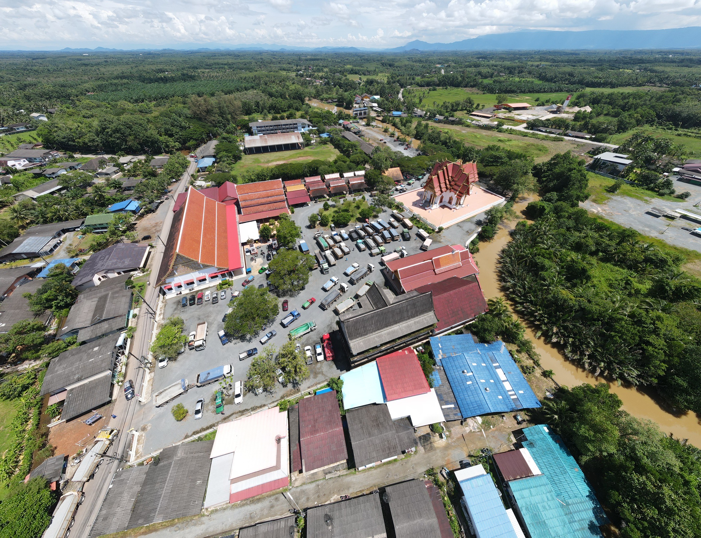 สุดคึกคัก!!เจ้าของโรงโม่หินและผู้นำชุมชนรวมตัวทอดผ้าป่าหินเกร็ดกว่า 1,000 ตัน ให้วัด-โรงเรียนและชุมชนตำบลท่าพริก 