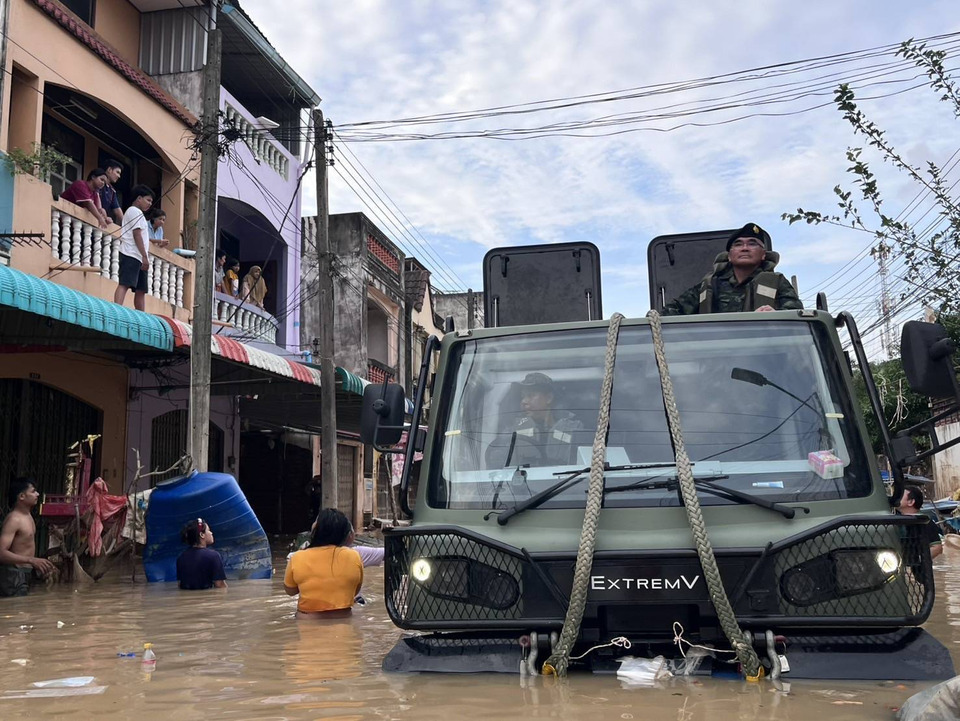 “ทหารช่าง” ฝ่าน้ำท่วมช่วยเหลือผู้ประสบภัยในหาดใหญ่ต่อเนื่อง