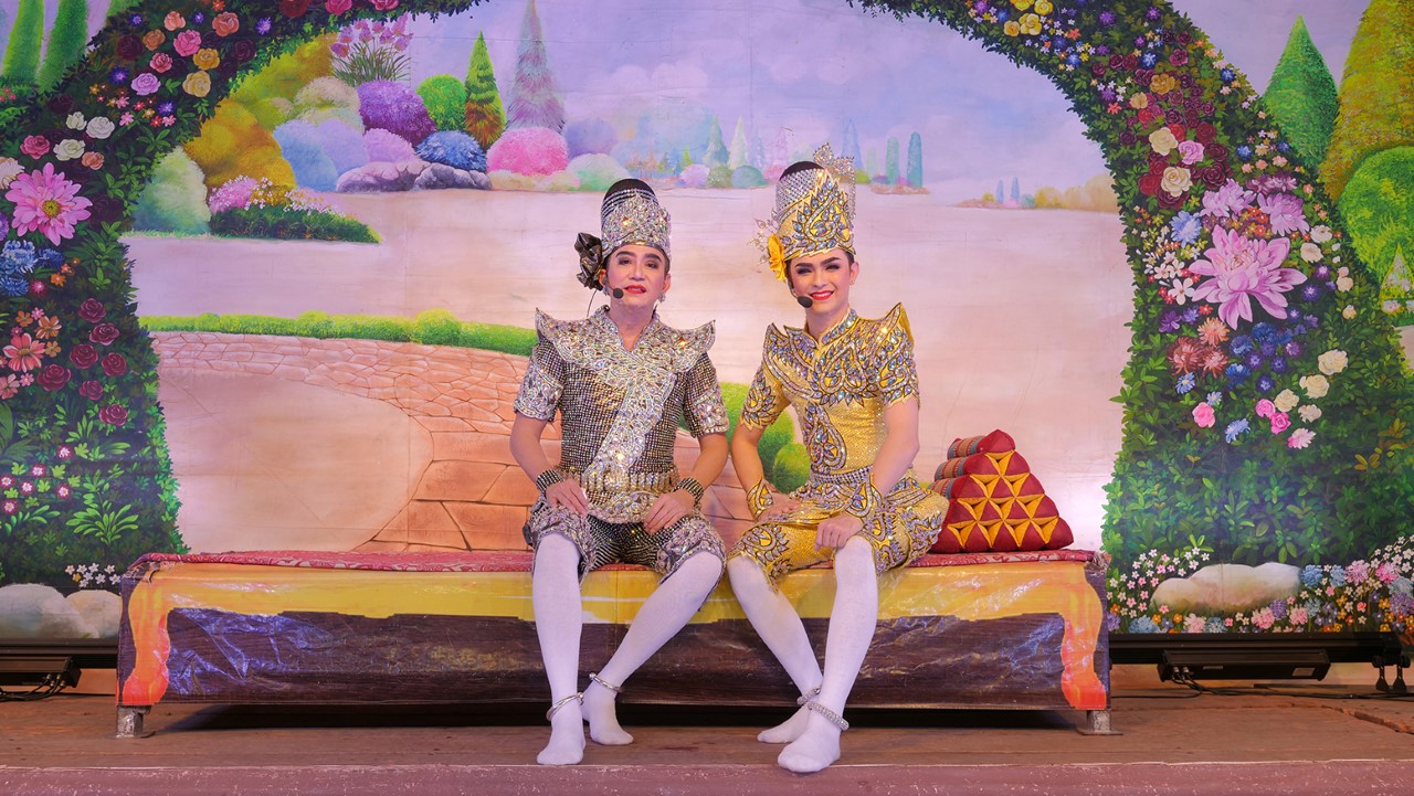 สุดว้าว! “ดู๋ สัญญา” แต่งลิเกต้อนรับพระเอกเงินล้าน “ศรราม น้ำเพชร” จัดเต็มชุดใหญ่ ทั้งร้อง-รำ ครั้งแรก แม่ยกเตรียมใจสั่นแน่นอน!