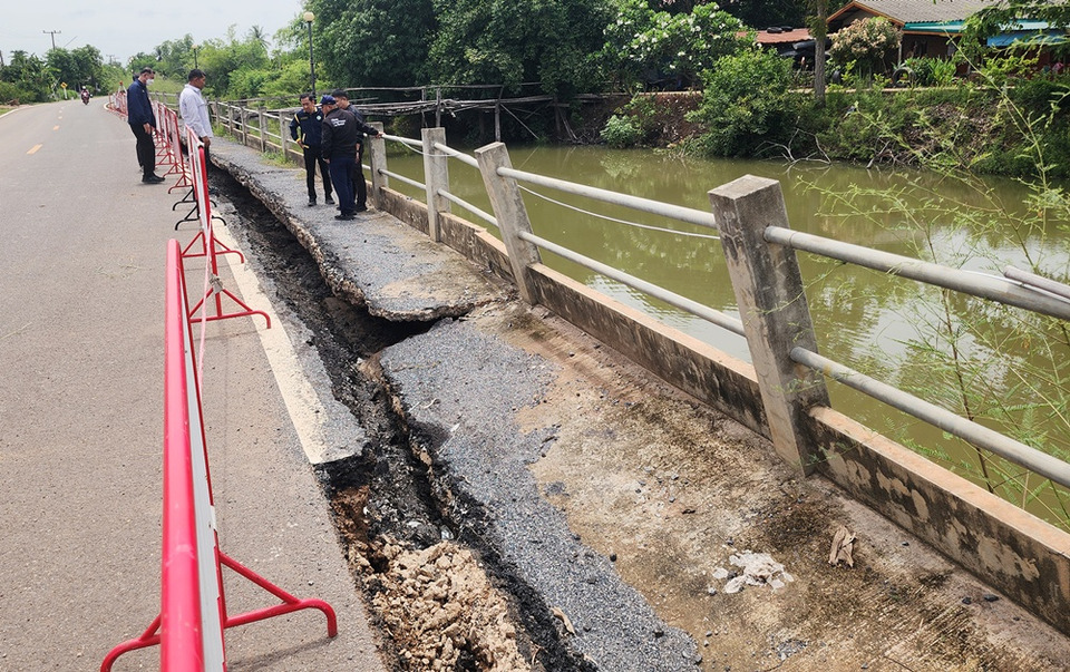 พิจิตรถนนทรุด ! รมช.คมนาคม สั่งแขวงทางหลวงสำรวจเร่งช่วยซ่อมถนนสากเหล็ก-สายคำโห้เหตุน้ำกัดเซาะถนนทรุด