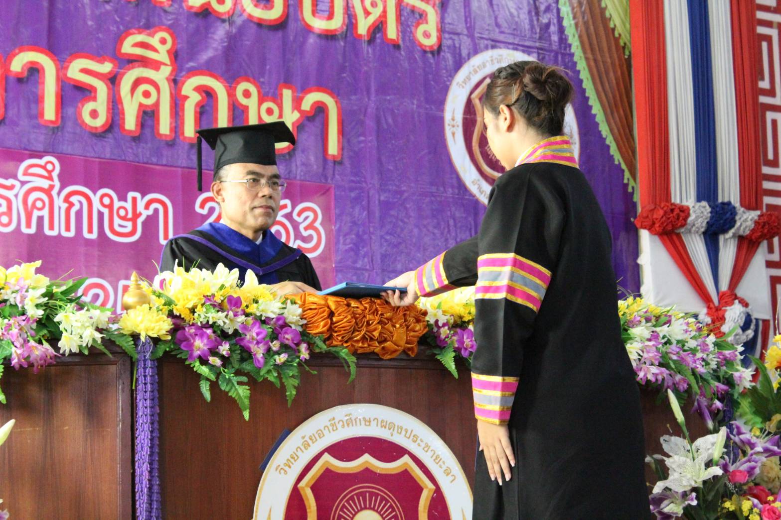 รองผู้ว่าฯยะลา มอบประกาศนียบัตรแก่ผู้สำเร็จการศึกษา วิทยาลัยอาชีวศึกษาผดุงประชายะลา 