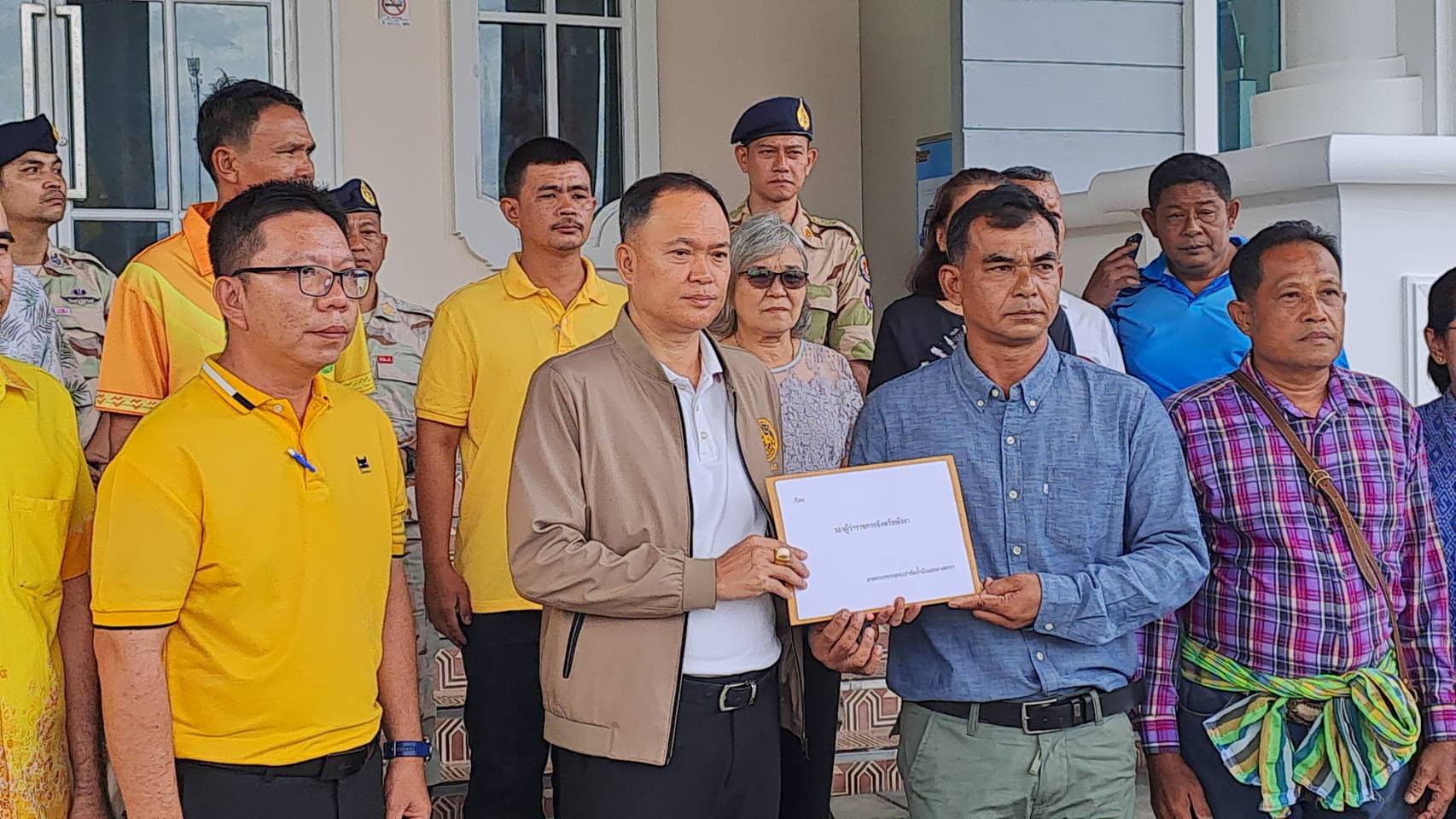 สุดทน!เกษตรกรพังงาบุกศาลากลางจังหวัดให้ช่วยปราบโจรอาละวาดลักขโมยตัดผลปาล์มน้ำมันและยางพารา