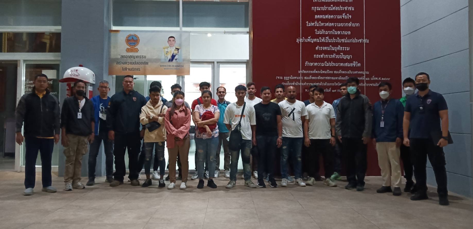 สืบ ตม.1 จับมือ สน.ปทุมวัน ระดมจับกุมต่างด้าวลักลอบขายสินค้าห้างดังใจกลางกรุง