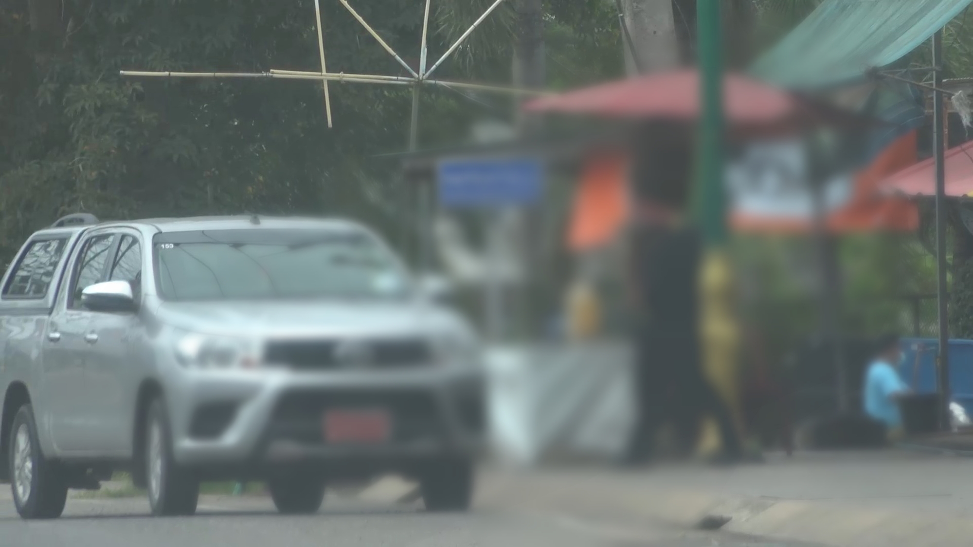 เจ้าหน้าที่สรรพสามิต ลุยจับน้ำมันเถื่อนที่บ้านปาดังเบซาร์ อ.สะเดา 