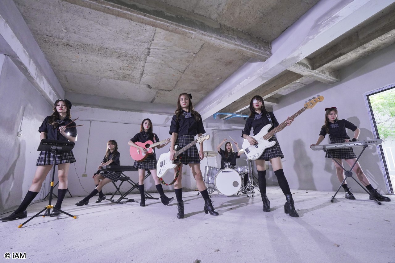 ปรับลุคสวยเท่ห์สะกดใจผู้ฟัง '7 เมมเบอร์ BNK48' โชว์ทักษะเครื่องดนตรี พลังเสียง ผ่านเพลง Only Today (Band Ver.)