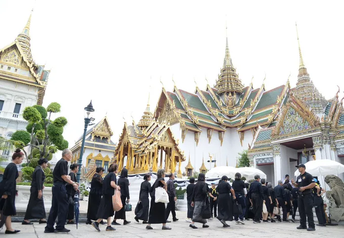 พสกนิกรทั่วทุกสารทิศ เดินทางมาเข้ากราบถวายบังคมพระบรมศพพระพันปีหลวง 