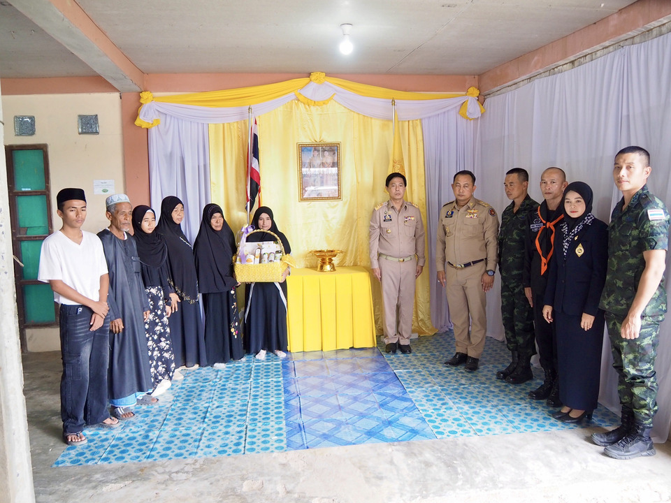 รองผู้ว่าฯ นราธิวาส มอบตะกร้าสิ่งของพระราชทานแก่ญาติกำลังพลเสียชีวิตเหตุลอบวางระเบิด