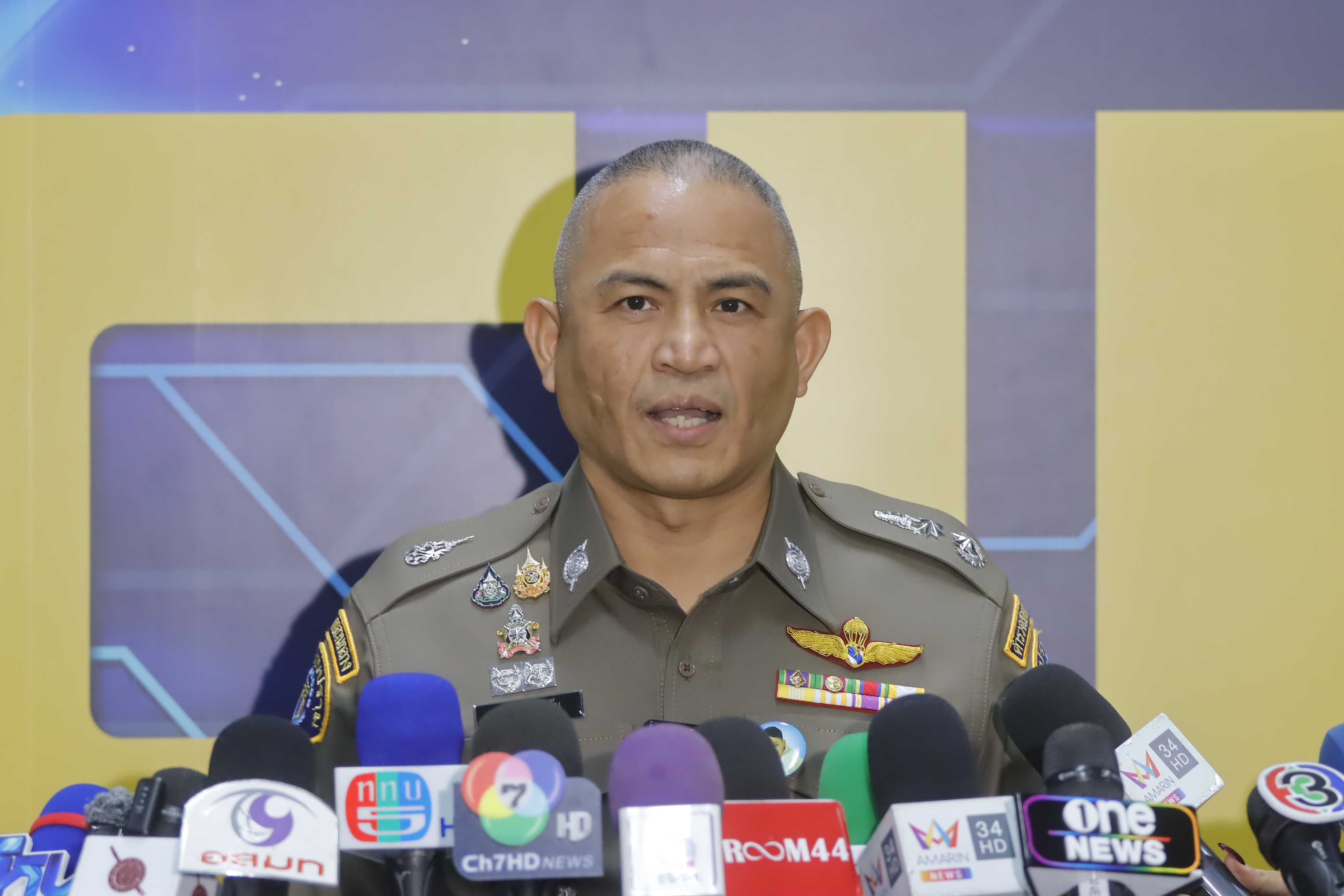 ผบก.ป.แจ้งข้อหาเพิ่ม ‘ทนายตั้ม‘ รวม 7 ข้อหา ส่วน ‘ฟิล์ม รัฐภูมิ’ ยังไม่ประสานขอเข้าพบหลังออกหมายเรียก