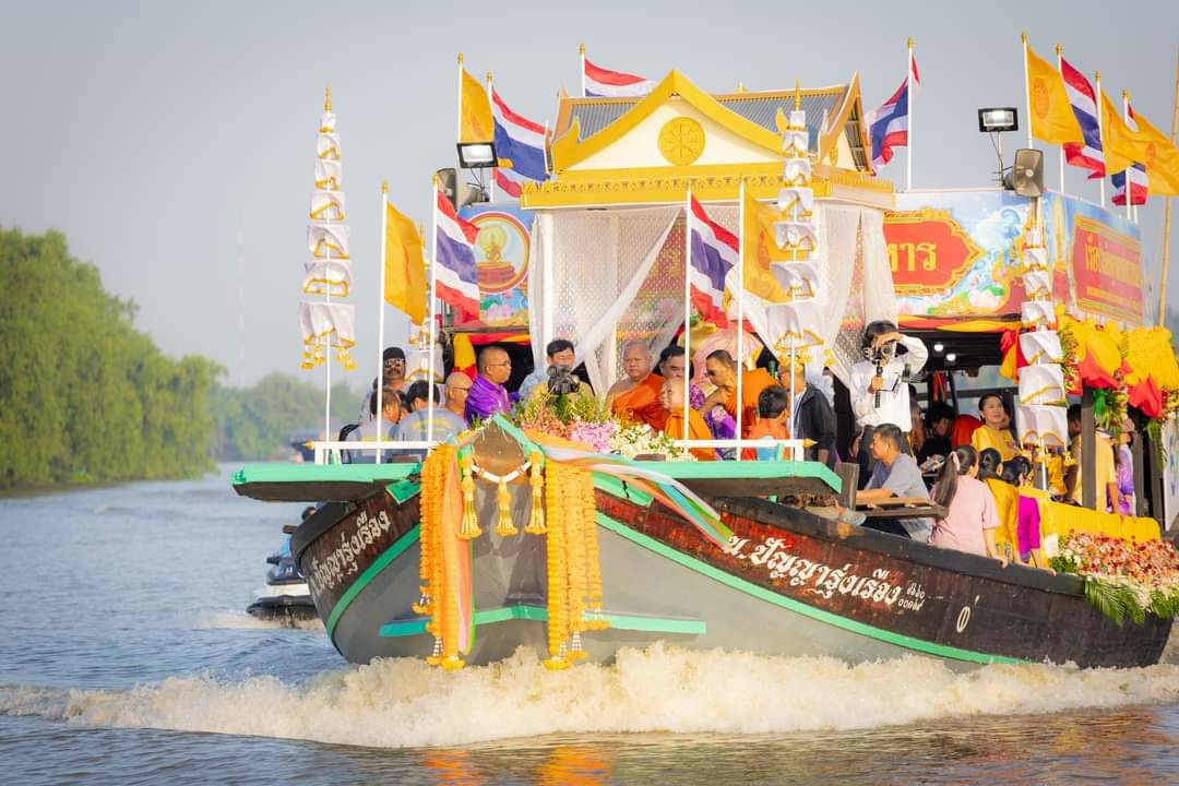 134 ปี เสียงประทัดดังกึกก้องสองฝั่งแม่น้ำบางประกงรับขบวนเรือหลวงพ่อโสธรแห่ทางน้ำล่องลงทางทิศใต้อ.บางปะกง