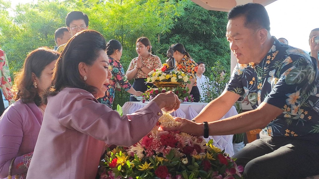 หัวหน้าส่วนราชการ-ขรก.พังงา ร่วมรดน้ำขอพรผู้ว่าฯ เพื่อเป็นสิริมงคลวันปีใหม่ไทย
