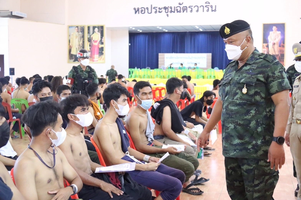 มทภ.4 เยี่ยมหน่วยคัดเลือกทหารกองเกินนราธิวาส-ปัตตานี ย้ำพบความไม่โปร่งใสในการปฏิบัติงาน สั่งดำเนินคดีขั้นเด็ดขาด 