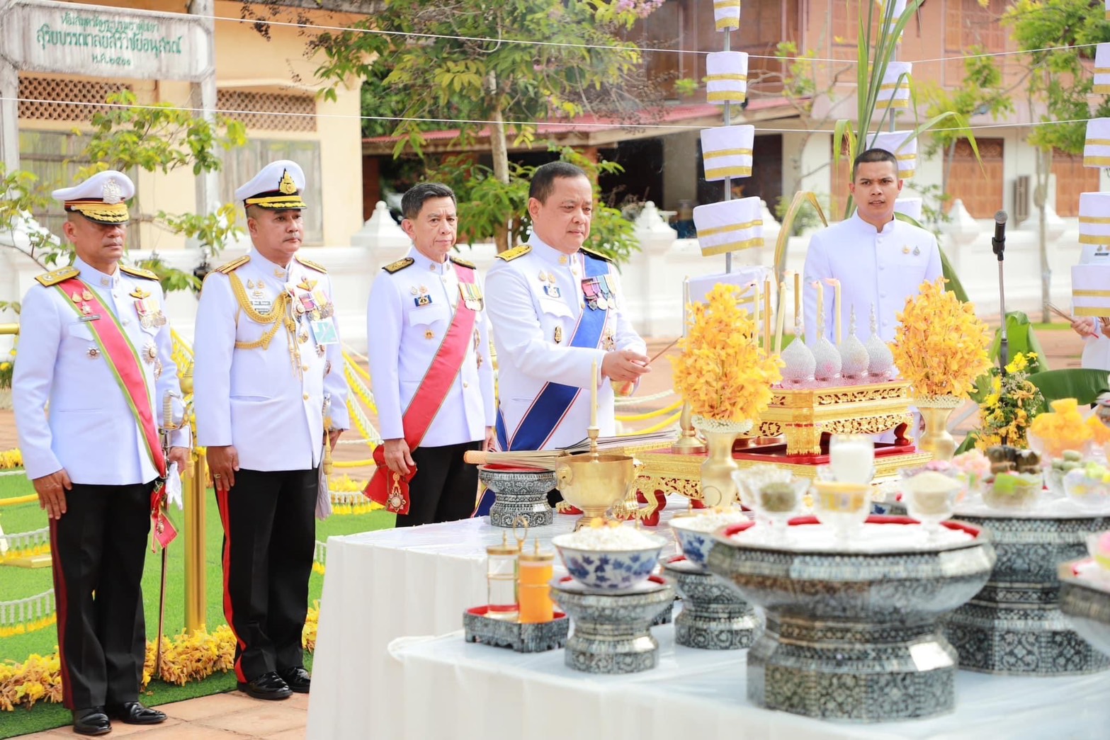 ผู้วาฯสุราษฎร์ธานีร่วมทำพิธีเจริญพระพุทธมนต์น้ำศักดิ์สิทธิ์เนื่องในโอกาสในหลวงเฉลิมพระชนมพรรษา 6 รอบที่วัดพระบรมธาตุไชยาราชวรวิหาร 