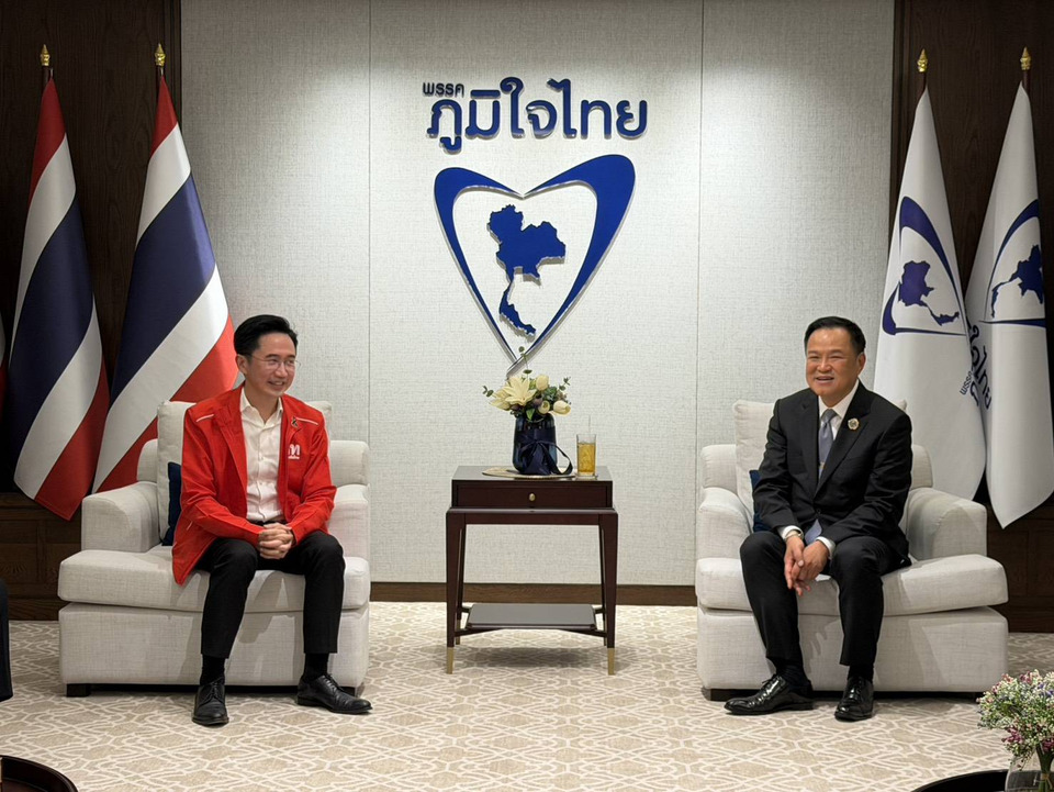 "ยศชนัน" นำทีม "เพื่อไทย" รุดเข้า "ภูมิใจไทย" หารือร่วมจัดตั้งรัฐบาล  "อนุทิน" ลงมารับเอง จับมือชื่นมื่น​ 
