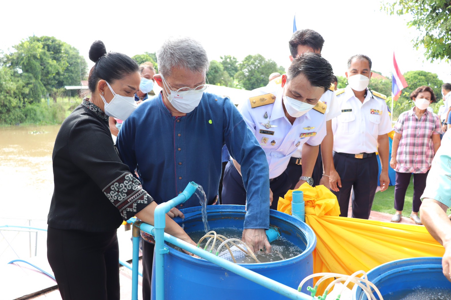 ผู้ว่าฯอ่างทอง เป็นประธานพิธีปล่อยพันธุ์สัตว์น้ำ  และมอบรางวัลเกษตรกรดีเด่นแห่งชาติ เนื่องในวันประมงแห่งชาติ 