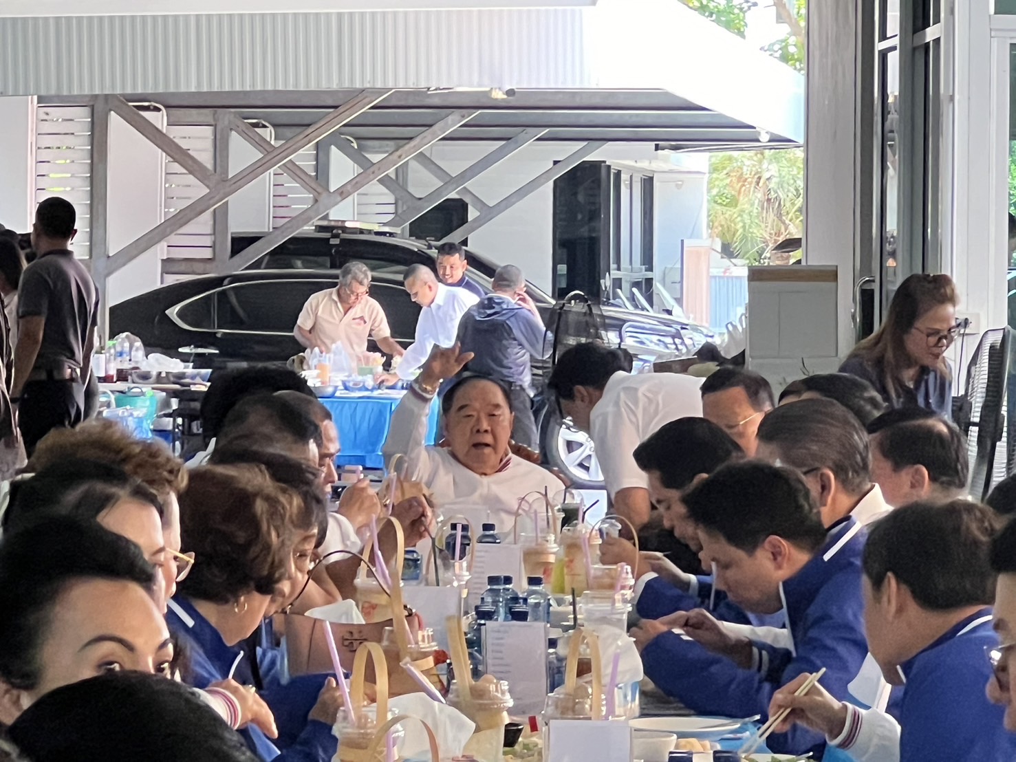 “บิ๊กป้อม” เปิด มูลนิธิอนุรักษ์ป่ารอย กินข้าวกลางวันร่วม พปชร. กำชับ สส. ลงพื้น รับฟังเสียงปชช.
