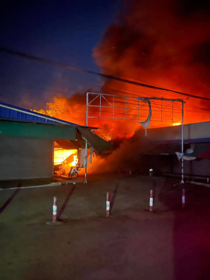 ไฟไหม้ตลาดโรงเกลือชายแดนไทย-กัมพูชา จ.สระแก้ว ระดมรถดับเพลิงเร่งสกัด ยังไม่ทราบความเสียหาย