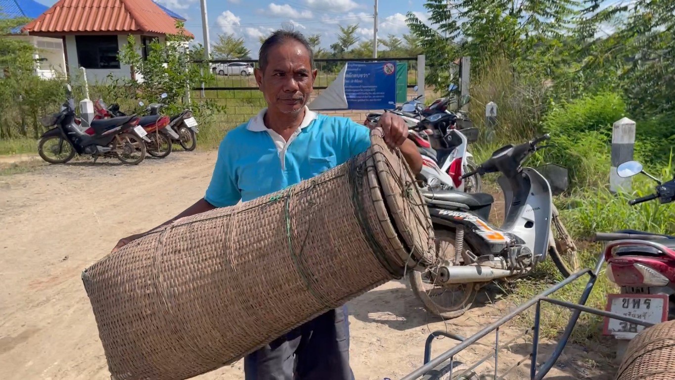 ภูมิปัญญาชาวบ้าน จ.สุรินทร์ใช้อุปกรณ์จับปลาหน้าฝายน้ำล้น สุดทึ่ง! คนไม่เปียกน้ำ-เสียงอันตราย​ กวาดปลาไปคนละ 5-20 กก. ต่อวัน