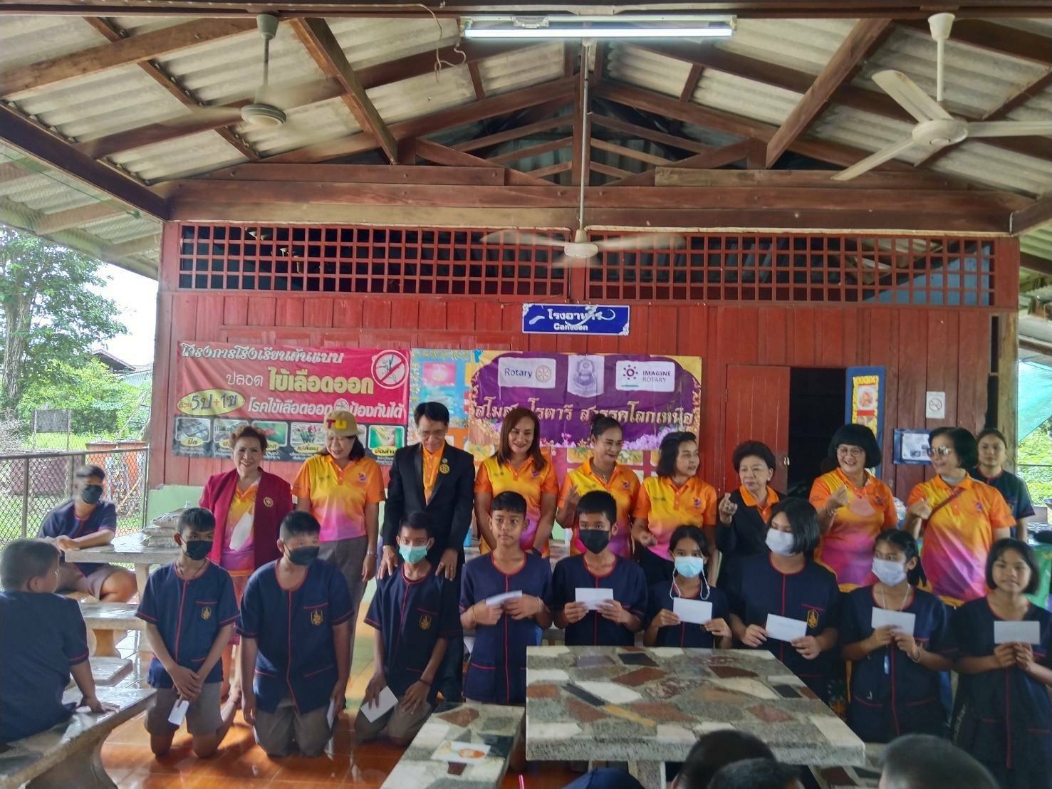 สโมสรโรตารีสวรรคโลกเหนือใจกุศลมอบทุนการศึกษาพร้อมอาหารกลางวัน แก่เด็กนักเรียน