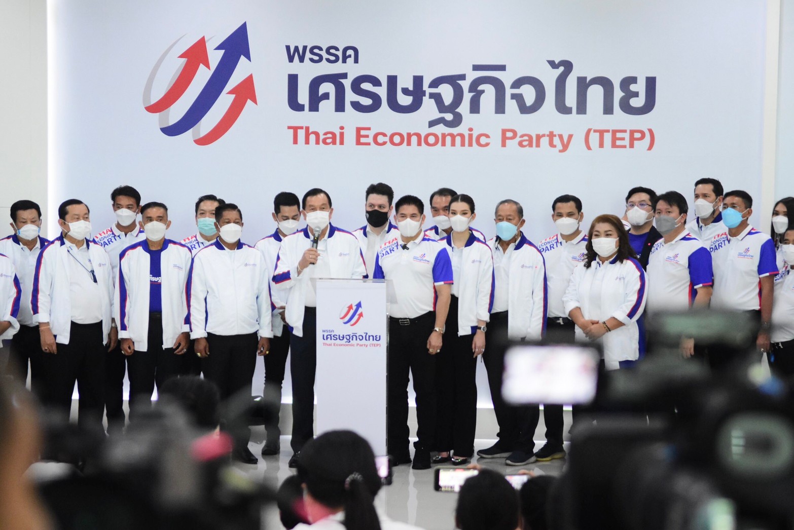 "เศรษฐกิจไทย" ทาบ "ธีระชัย-มิ่งขวัญ" ร่วมทีมศก. รอดูสถานการณ์บ้านเมืองก่อนเปิดตัว "แคนดิเดตนายกฯ" 