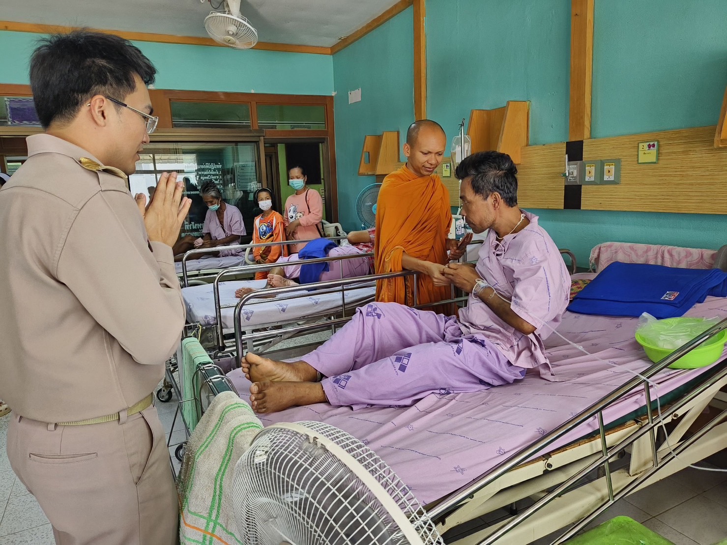 ฮือฮา!!"พระอธิการธีรญาณ"แจกเงินผู้ป่วยและญาติเยียวยาจิตใจที่ศรีสะเกษ