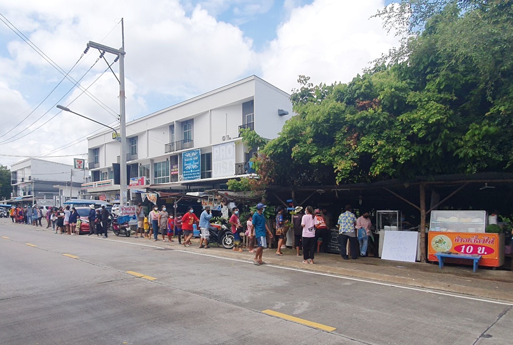 แห่ต่อแถวยาว! 'ร้านก๋วยเตี๋ยวข้าวมันไก่ ป้าดา' ปักป้ายเลี้ยงฟรี  ช่วยชาวบ้านที่ได้รับผลกระทบโควิด 