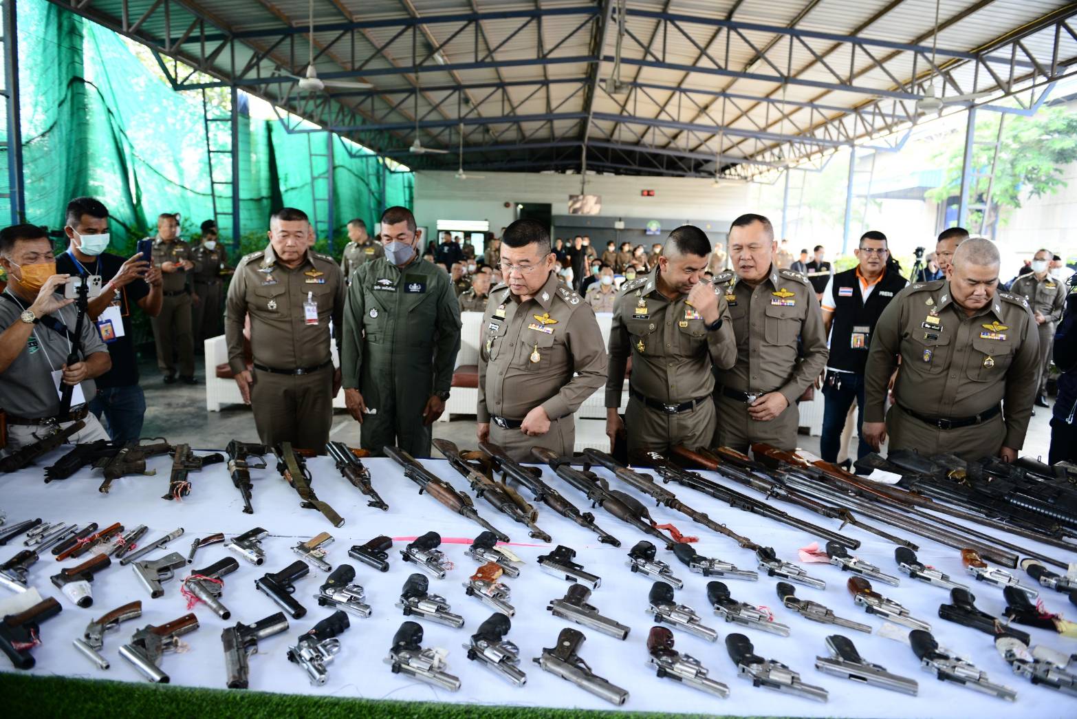 ผบ.ตร.เป็นประธานพิธีทำลายอาวุธปืนของกลางหลอมในเตาอุณหภูมิสูงกว่า 2 หมื่นกระบอก