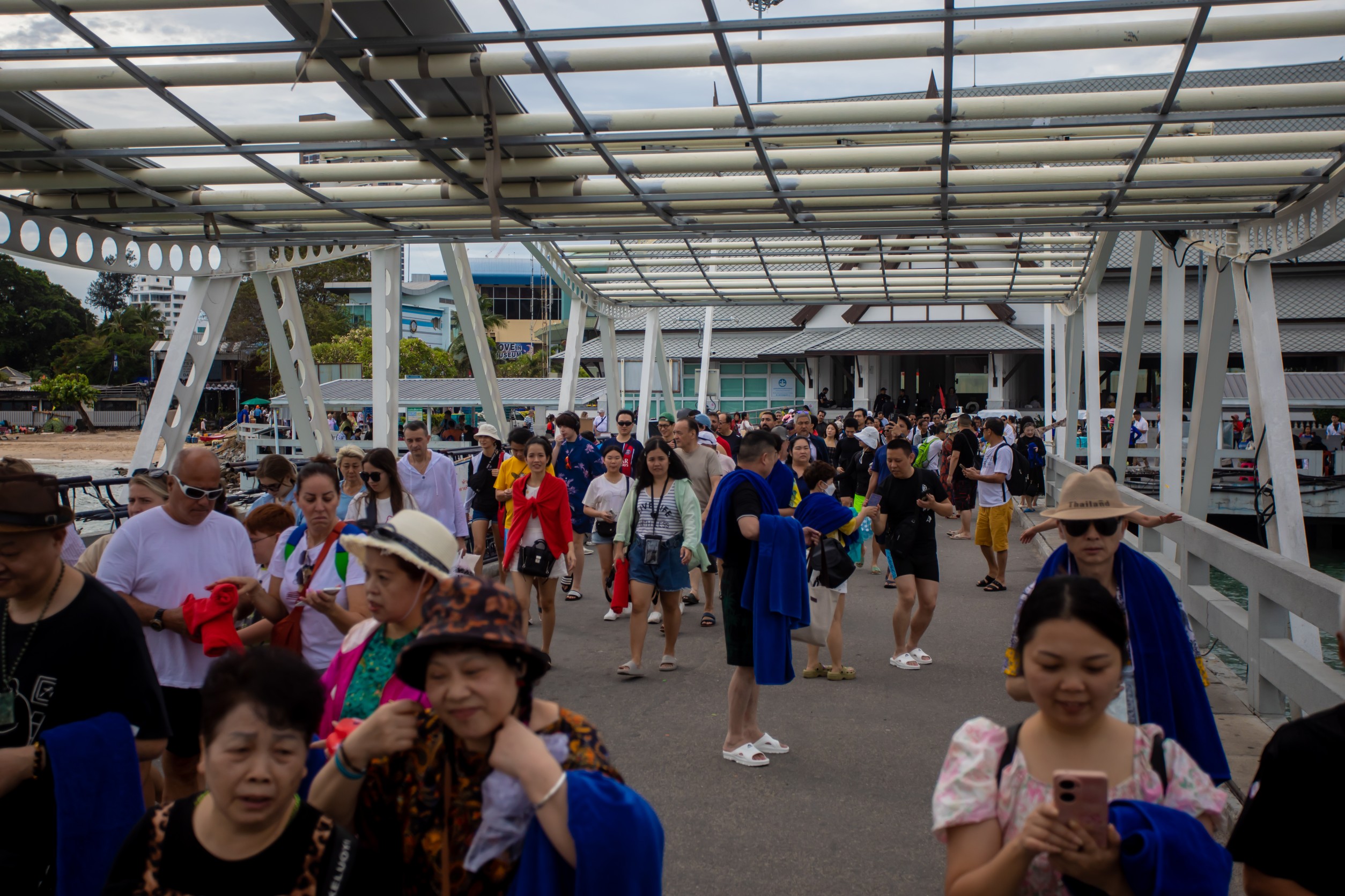 พัทยาคึกคัก  นทท. ไทย-ต่างชาติแห่เที่ยวเกาะล้านช่วงไฮซีซั่น 
