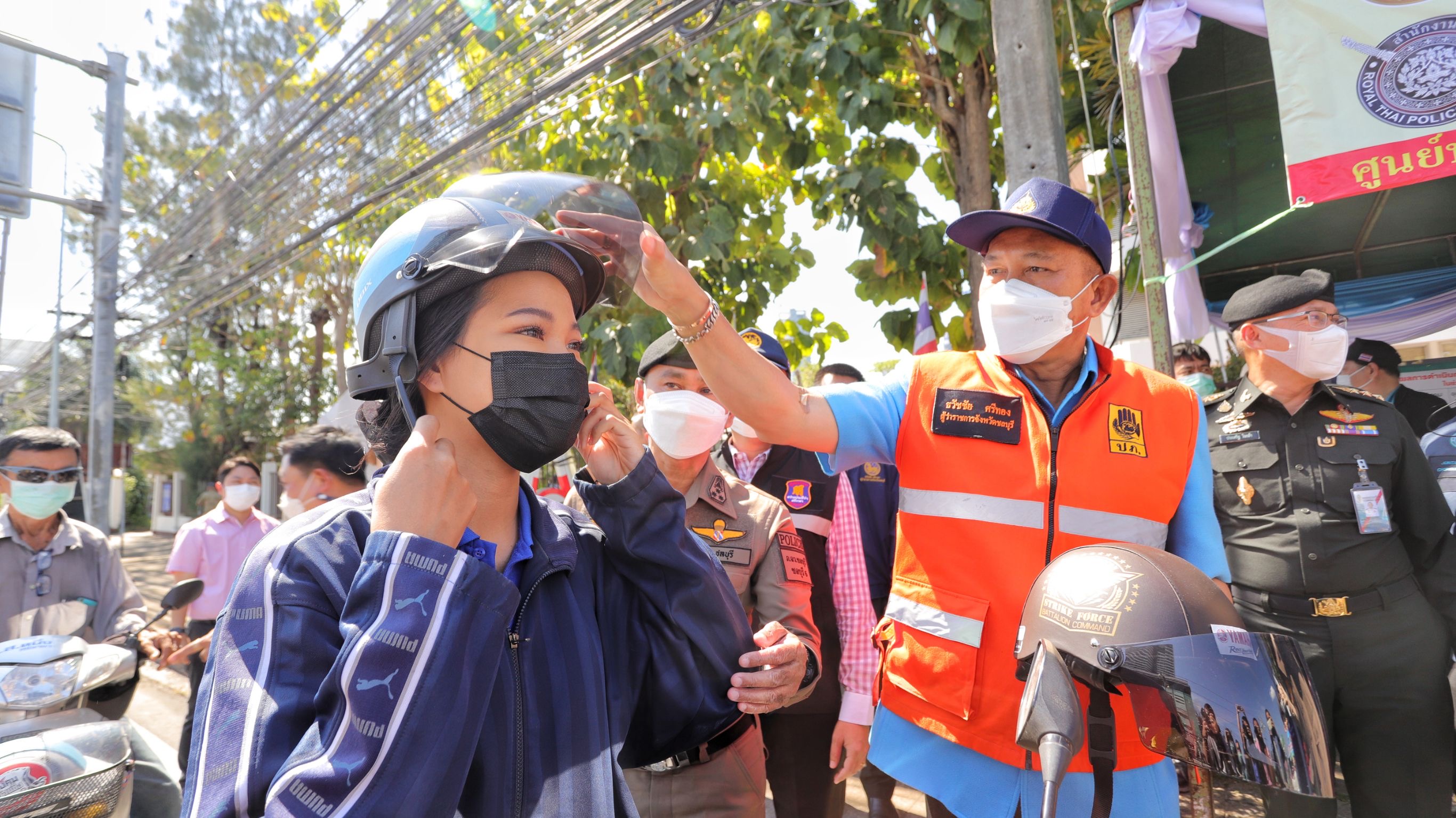 ผู้ว่าฯชลบุรี ลงพื้นที่เยี่ยมให้กำลังใจเจ้าหน้าที่ สั่งเน้นย้ำมาตรการ 3 ม. หวังให้ประชาชนปลอดภัยสูงสุด