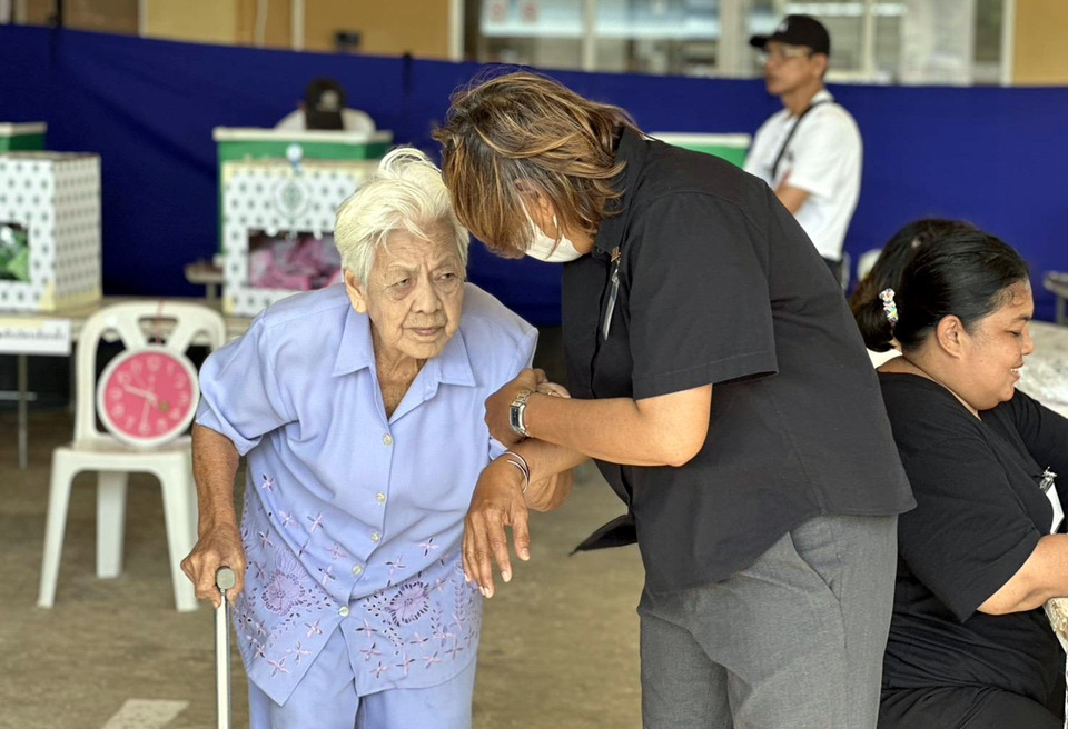 ทึ่ง! อาม่าวัย 90 ปี ภูเก็ต ออกใช้สิทธิเลือกตั้ง–ประชามติ แม้ร่างกายไม่แข็งแรง
