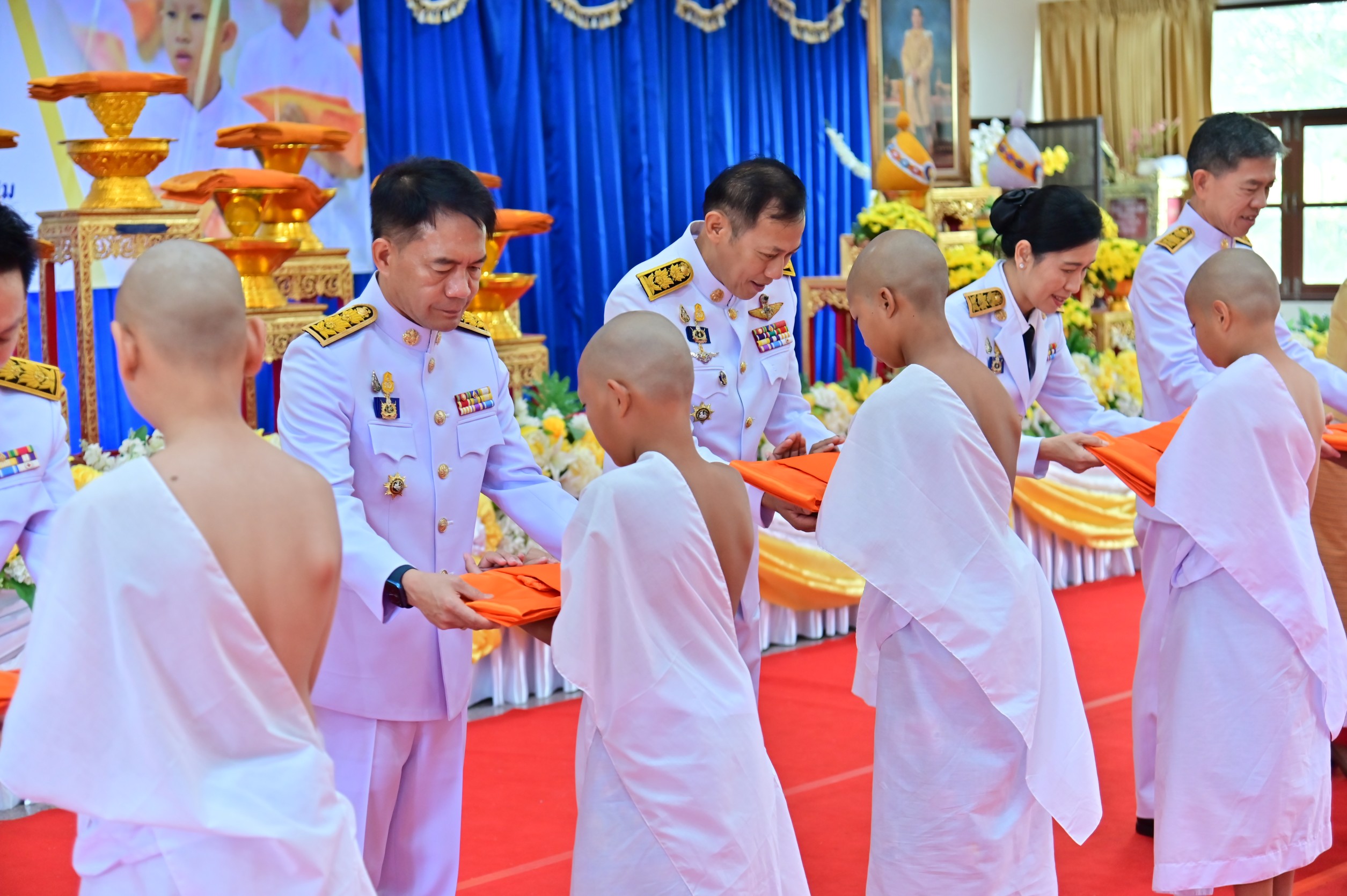 จังหวัดนครปฐม จัดพิธีมอบผ้าไตรและบรรพชาสามเณร โครงการบรรพชาสามเณรภาคฤดูร้อน เฉลิมพระเกียรติ