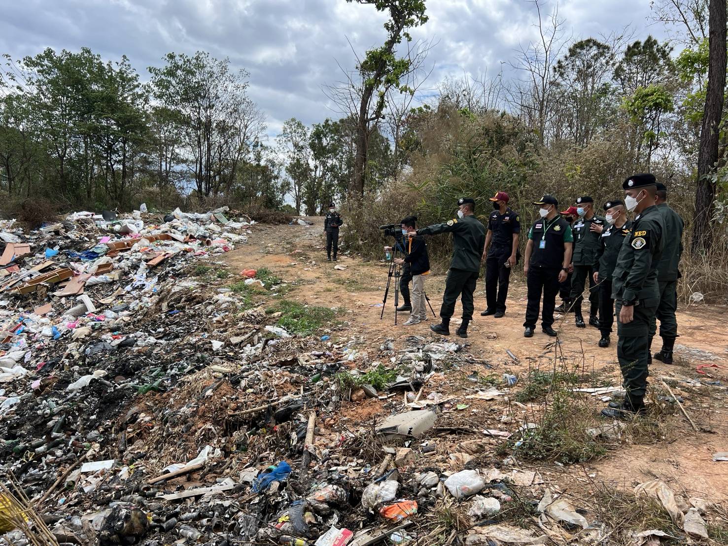 ตำรวจ ปทส.ลุยปิดบ่อขยะเถื่อนรุกผืนป่าสงวน เชียงใหม่