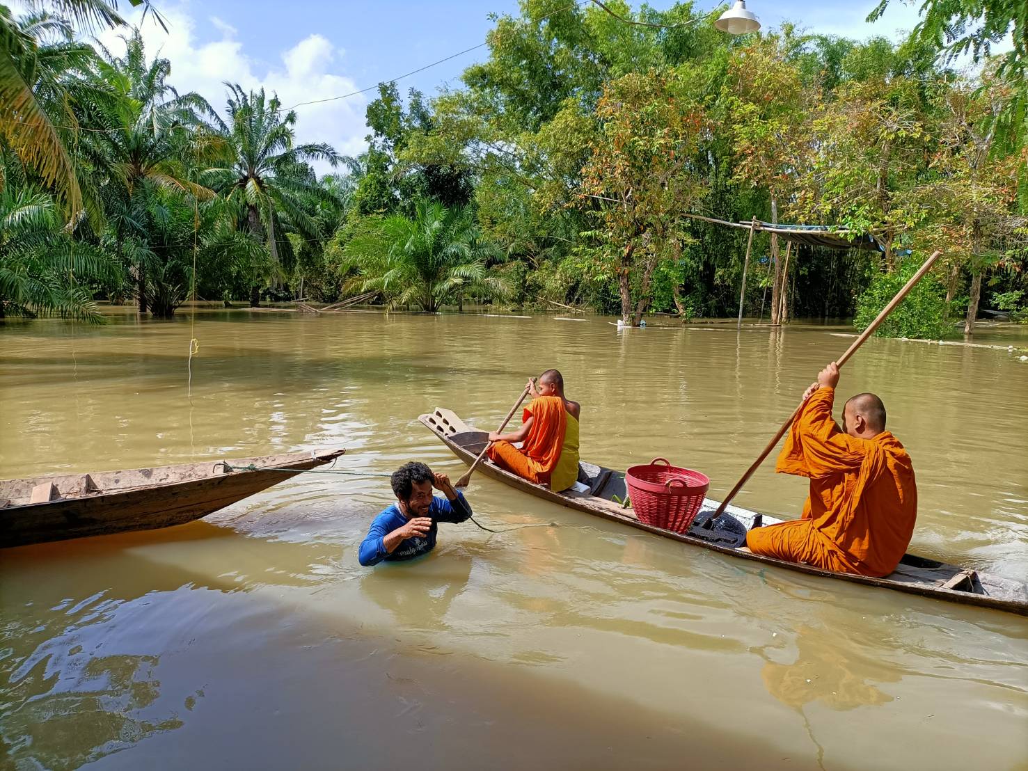 สามเณรโรงเรียนพระปริยัติธรรมแผนกสามัญศึกษาปัญญาทีปวิทยานุสรณ์ ร่วม ศูนย์เครื่อข่าย ปปช.สุราษฎร์ธานี นั่งเรือลุยน้ำท่วมมอบสิ่งอุปโภคบริโภคญาติโยม 