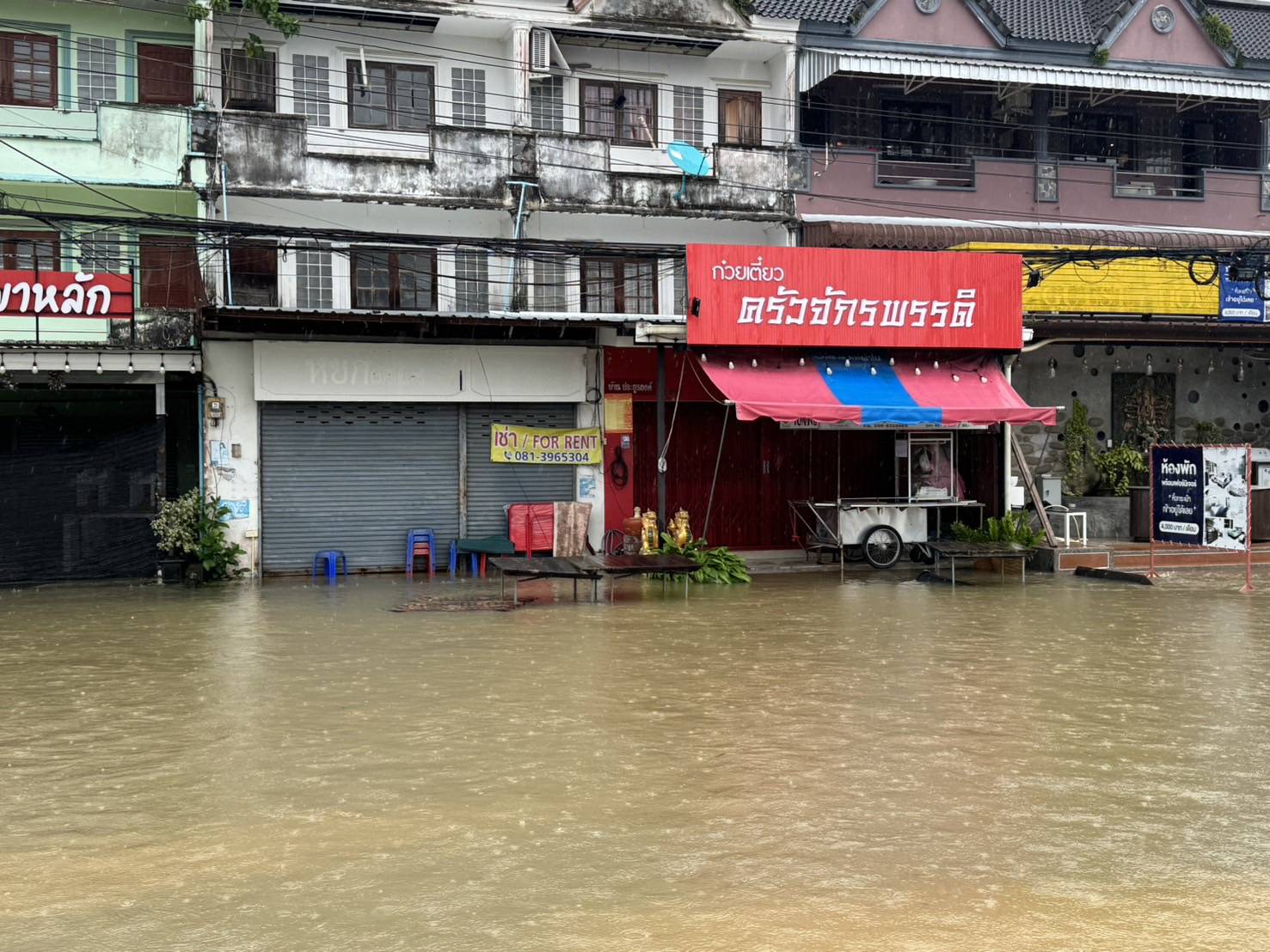 พังงา ด่วนฝนตกหนักน้ำจากเขาวง ไหลหลากท่วมตลาดสดบางเนียง