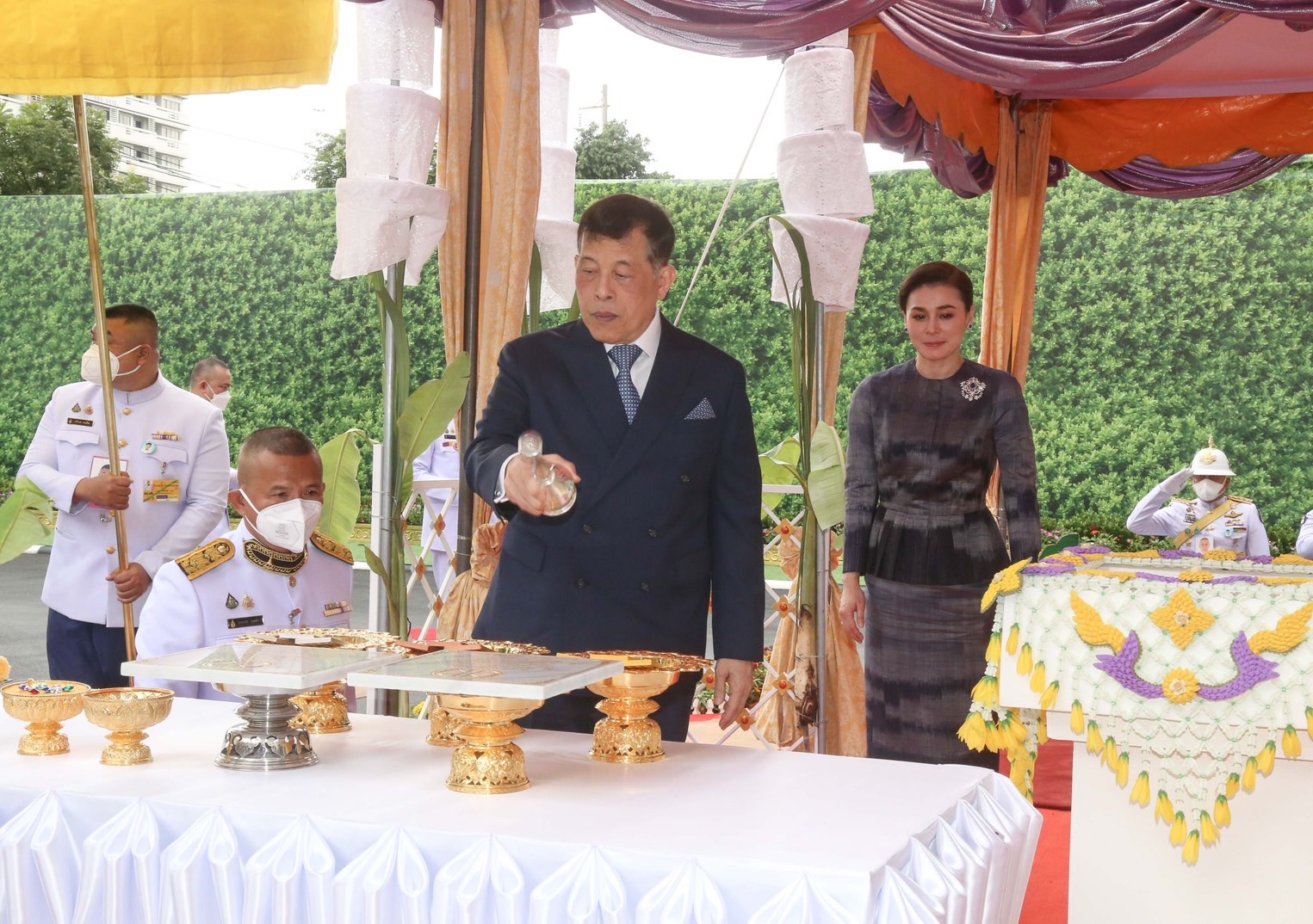ในหลวง-พระราชินี ทรงประกอบพิธีวางศิลาฤกษ์ และทรงเปิดอาคารที่ทําการสํานักงาน ศาลยุติธรรม