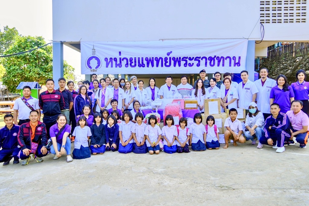 ทีมหน่วยแพทย์พระราชทานฯ ขึ้นเขาชายแดนไทย-เมียนมา ตรวจสุขภาพให้บริการทันตกรรม 