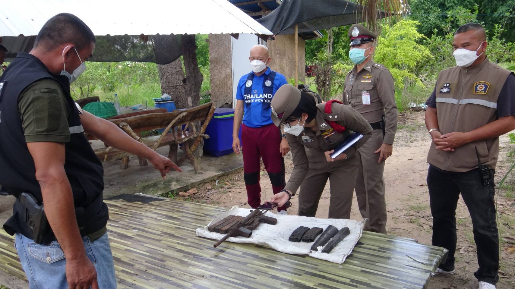 ตร.ยโสธรตรวจอาวุธสงครามหลังชาวบ้านพบซุกซ่อนใต้โคนต้นไม้ภายในสวน