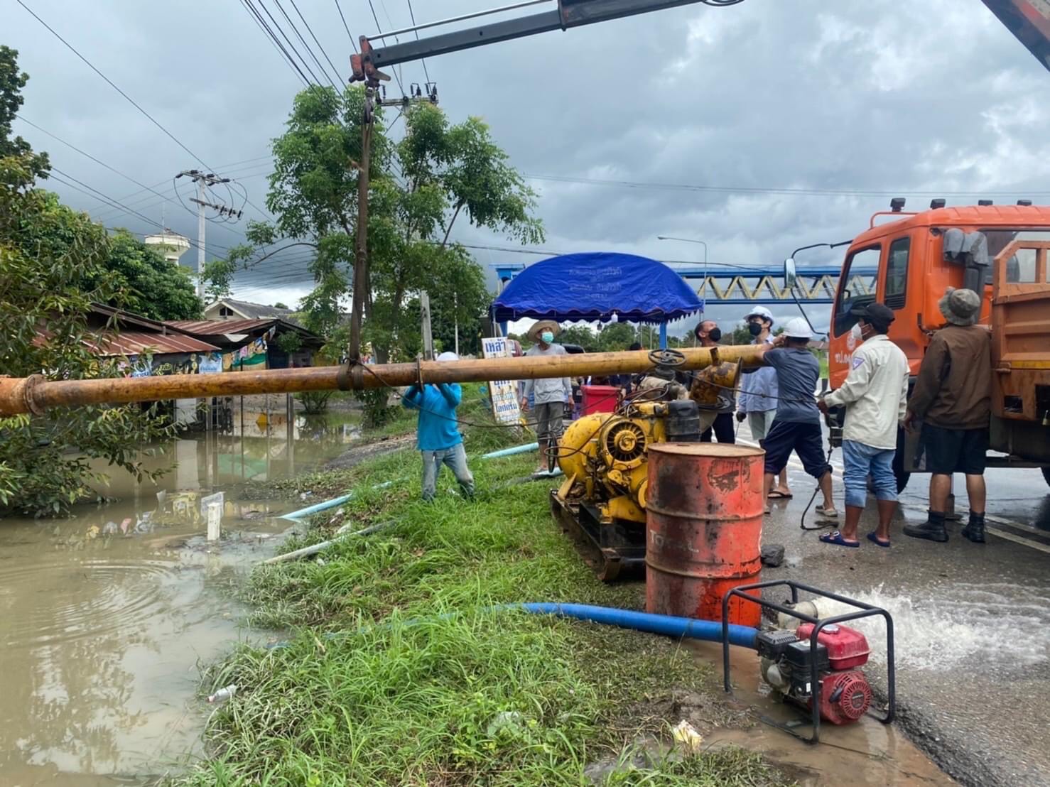 สำนักงานชลประทานที่ 1 ลงพื้นที่ติดตั้งเครื่องสูบน้ำ ช่วยเหลือประชาชนในพื้นที่ อ.สันป่าตอง 