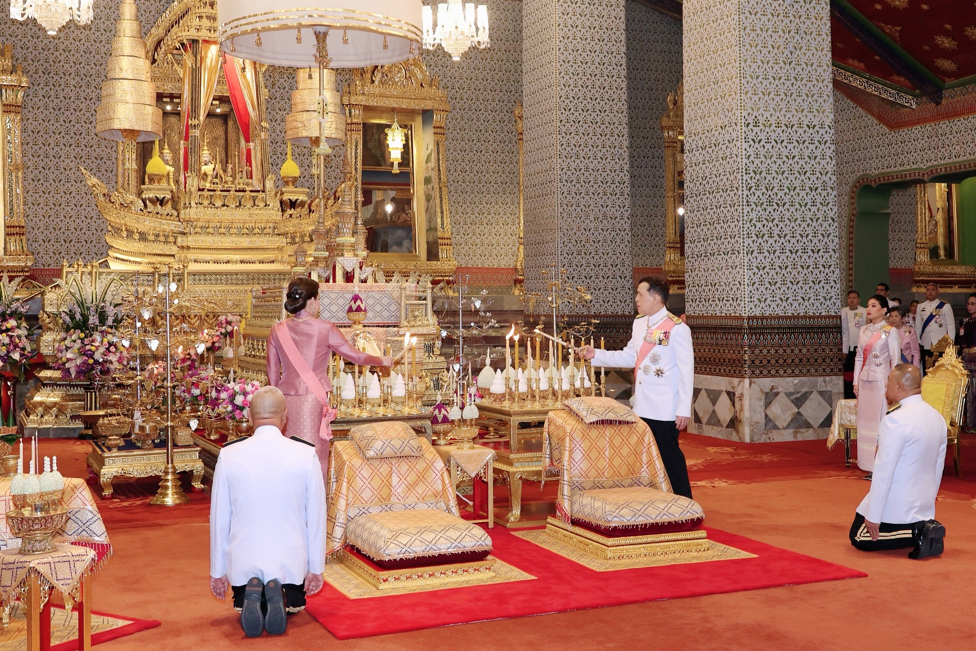 ในหลวง-พระราชินี เสด็จพระราชดำเนินไปในการพระราชพิธีทรงบำเพ็ญพระราชกุศล วันปิยมหาราช