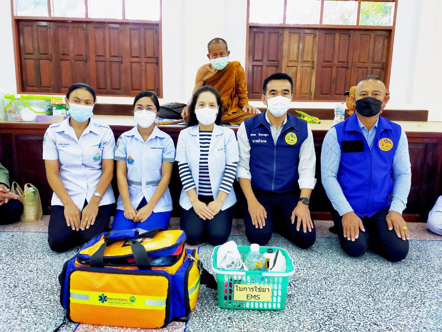 พ่อเมืองประจวบฯนำทีมแพทย์ตรวจสุขภาพ “หลวงตาบุญชื่น” และถวายน้ำดื่ม