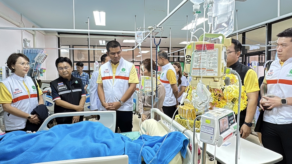 “รมช.ชัยชนะ” ลงศรีสะเกษเยี่ยมผู้บาดเจ็บ-ให้กำลังใจทีมแพทย์ หลังชายแดนไทย-กัมพูชาปะทะเดือด
