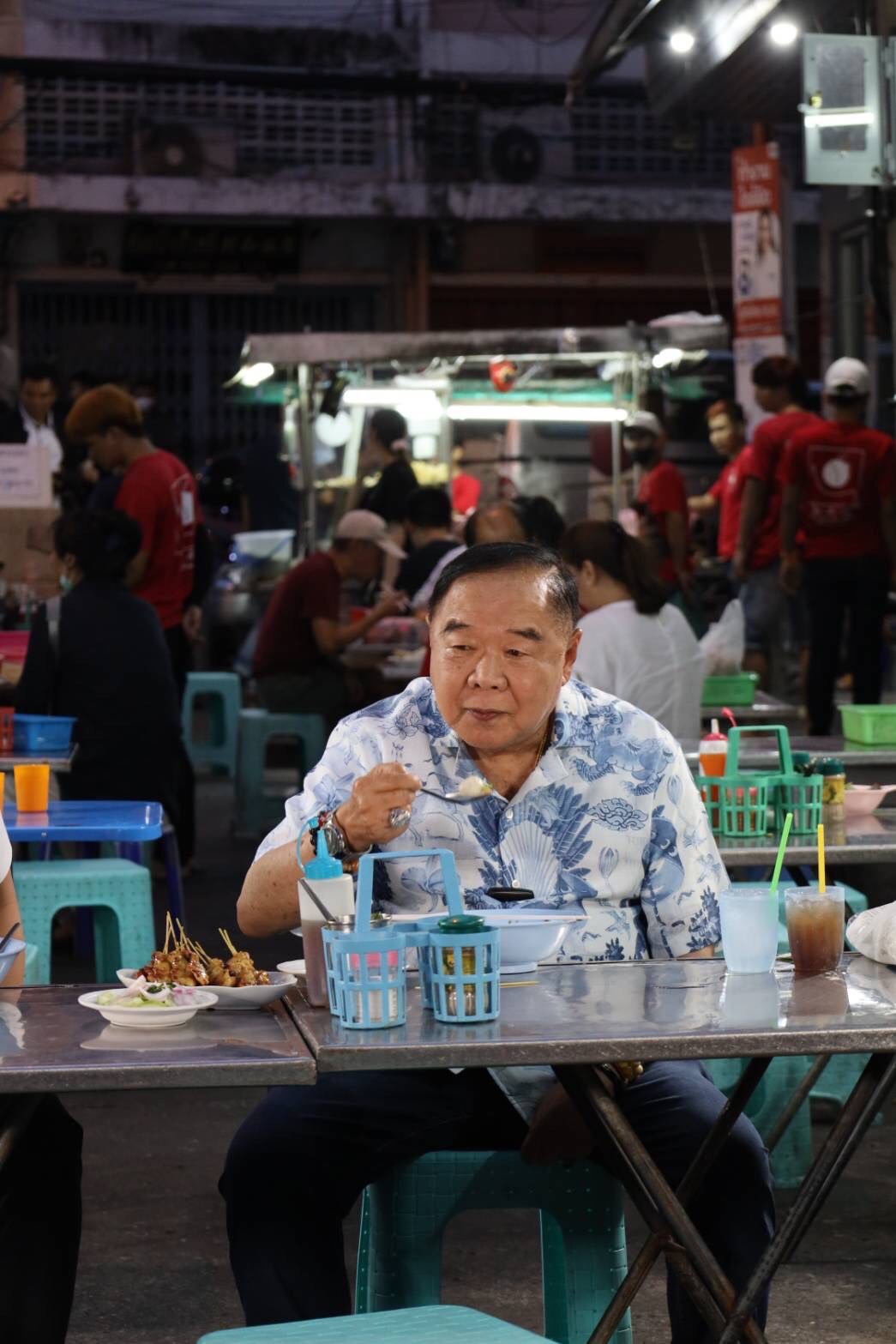 "ลุงป้อม" ชิลวันหยุด นั่งกินก๋วยเตี๋ยวร้านประจำย่านเยาวราช แฟนคลับเชียร์นั่ง "นายกฯคนที่ 30"