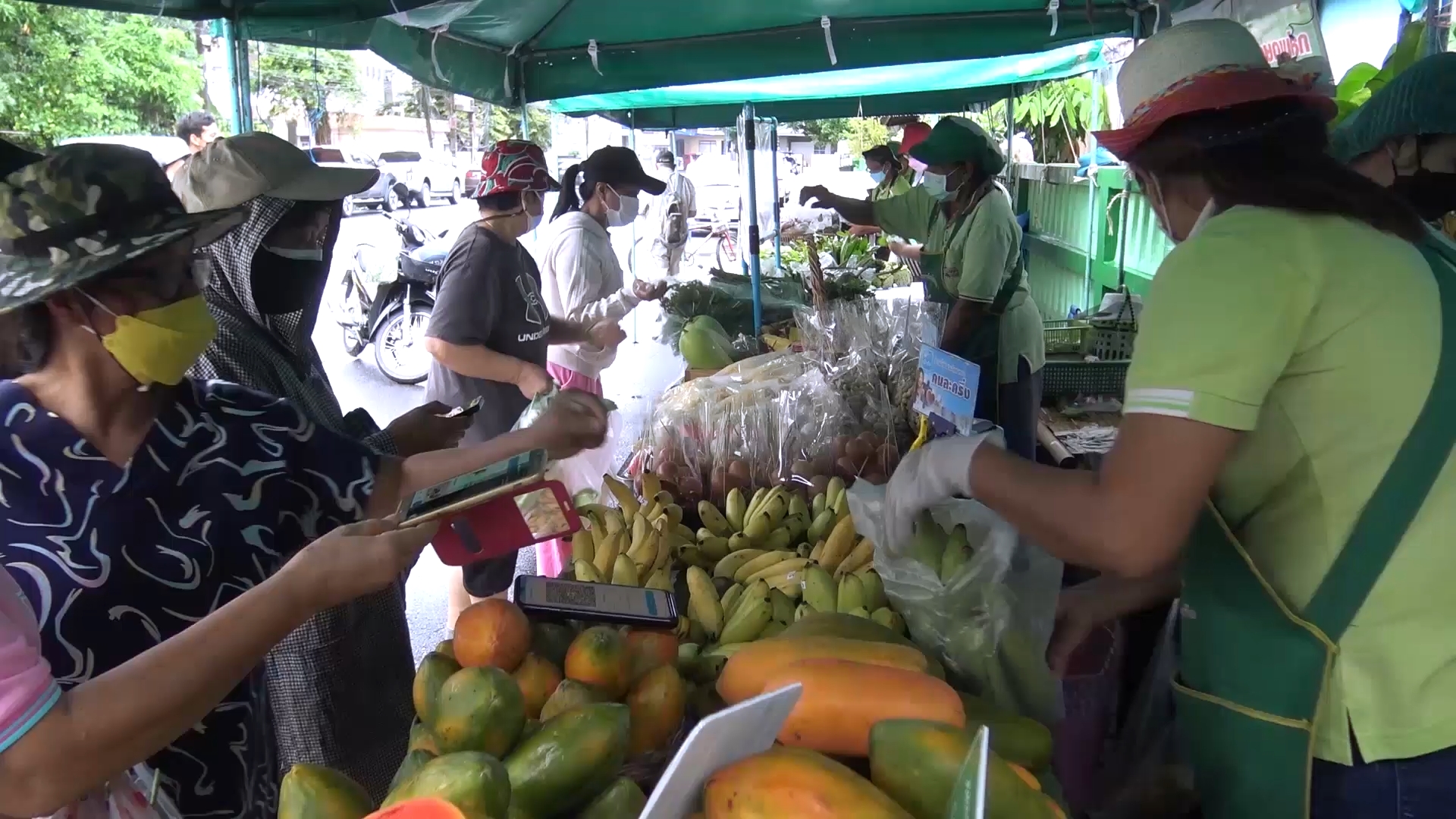 ชาวสงขลาแห่ซื้อผักตลาดเกษตรกรฯช่วงโค้งสุดท้าย 'คนละครึ่ง'